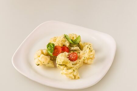 Цветная капуста в соусе песто