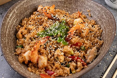 Рис с морепродуктами и яйцом