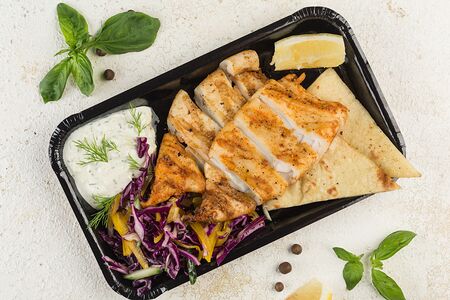 Сувлаки с кальмаром и салатом