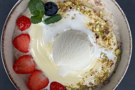 Овсяная каша с кремом англез, мороженым и ягодами