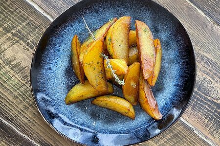 Картофель-по-деревенски с соусом