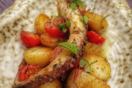 Осьминог с картофеле, томатами черри и соусом Сальморильо