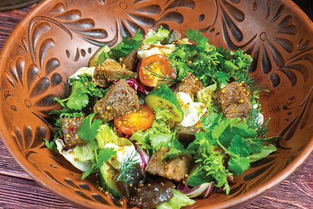 Салат с томленым ягненком