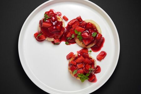 Сырники с сезонными фруктами