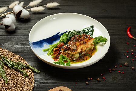 Судак с толченым картофелем и соусом из мидий