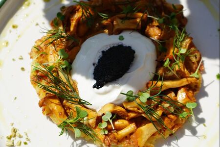 Решти с лисичками и черной икрой