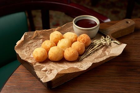 Сырные шарики с ягодным чатни