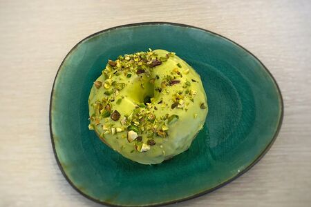 Вегетарианский пончик с фисташковым кремом