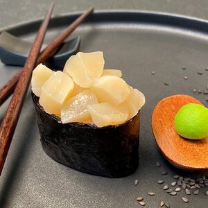 Гункан с морским гребешком