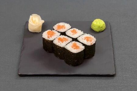 Ролл Сяке маки