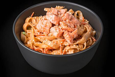 Лапша Удон с лососем в сливочном соусе