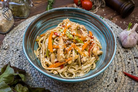 Удон с цыпленком в соусе терияки