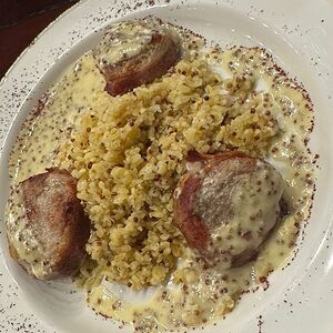 Свиные медальоны в беконе с булгуром и киноа