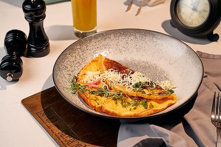 Омлет с ветчиной и сыром моцарелла