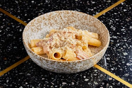 Ригатони с жареным беконом