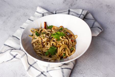 Лапша wok По-сингапурски