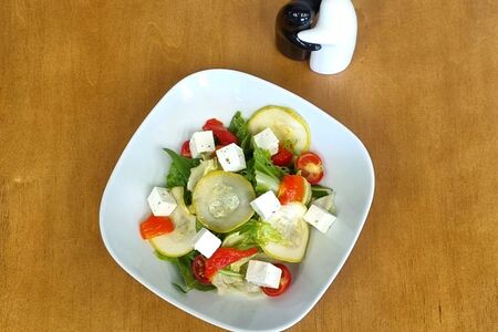 Салат с маринованным кабачком и печеным перцем