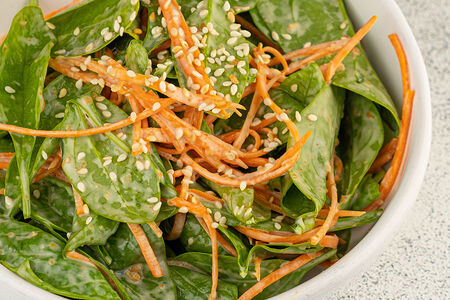 Салат из шпината и моркови с кунжутным соусом