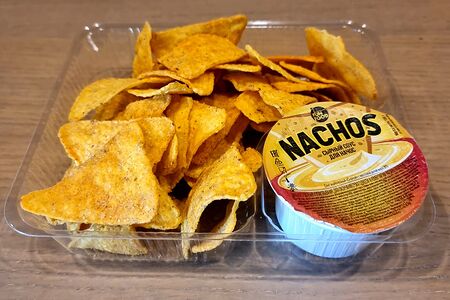 Начос чипсы с сырным соусом