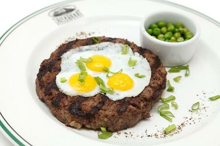 Классический рубленый бифштекс с перепелиным яйцом