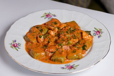 Зеленые ньокки с лососем