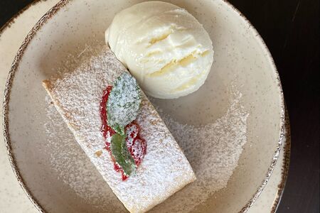 Штрудель с вишней и ванильным мороженым