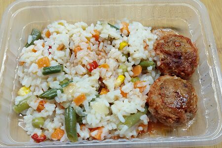 Рис с овощами и фрикадельками