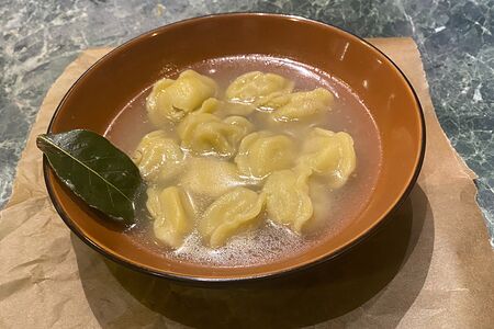 Пельмени в бульоне