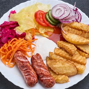 Хот-дог на тарелке