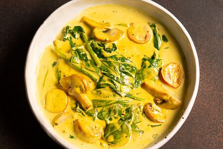 Малое куриное филе под сливочным соусом с песто