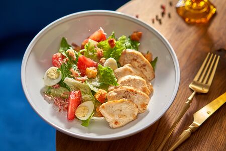 Салат Цезарь с курицей