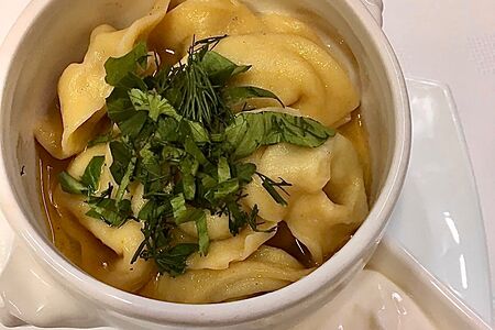 Пельмени ручной лепки со свининой и соусами