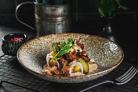 Салат с рваным мясом свиных ребер