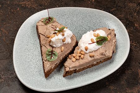 Брускетта с паштетом из куриной печени