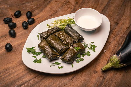 Долма из винoградных листьев