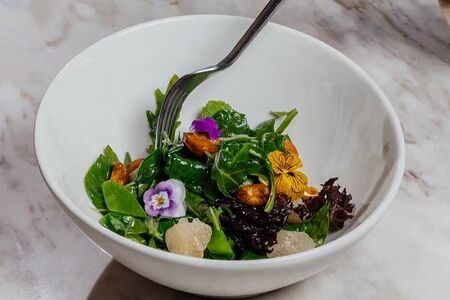 Зелёный салат с голубикой и помело