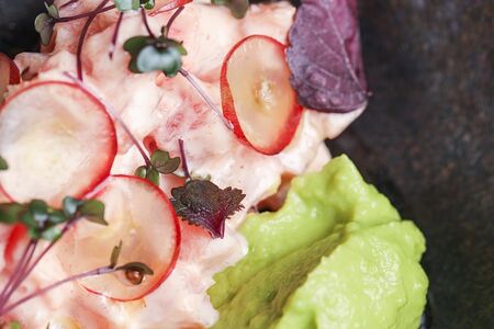 Тартар из тунца с гуакамоле и майо кимчи