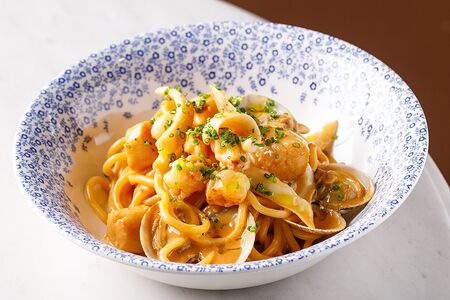 Спагетти с морепродуктами в соусе биск