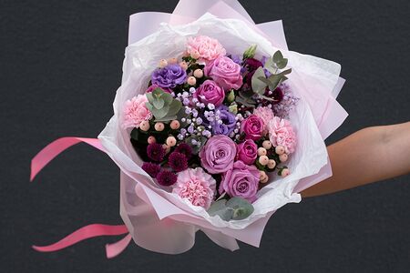 Букет цветов из роз и диантусов Симфония цвета