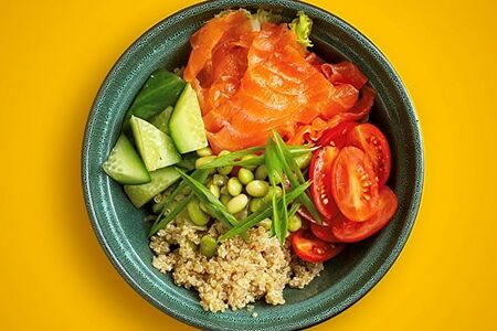 Боул с киноа и лососем