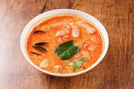 Том ям с морепродуктами