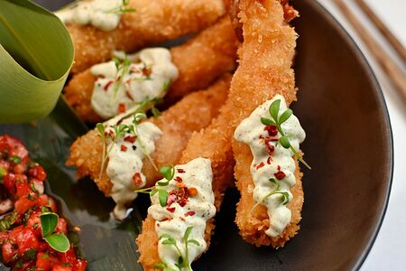 Креветки темпура с соусом васаби