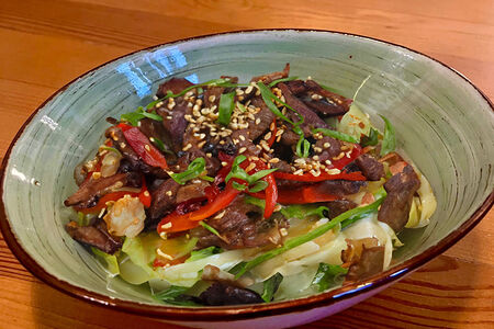 Теплый тайский салат