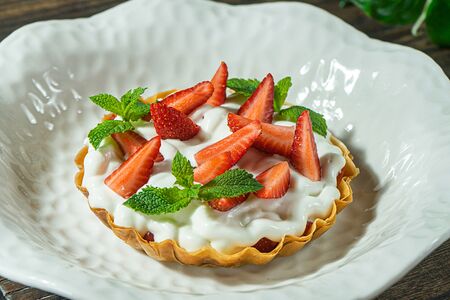 Карамельная корзинка со взбитыми сливками и клубникой