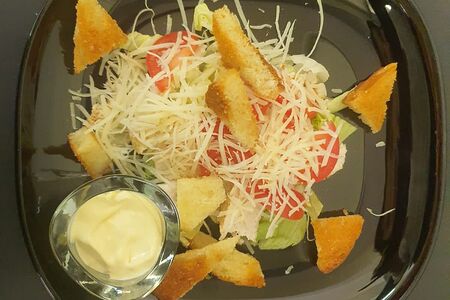 Салат Цезарь с курицей