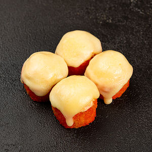 Половинка запеченного ролла с лососем под моцареллой