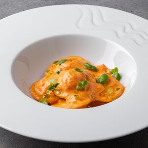Равиоли с морепродуктами в томатном соусе