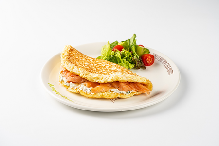 Классический омлет со слабосоленым лососсем и крем -чизом