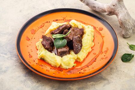 Говяжьи щечки с картофельным пюре