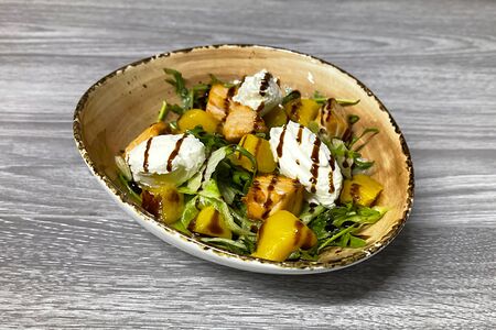 Салат с манго и сливочным сыром